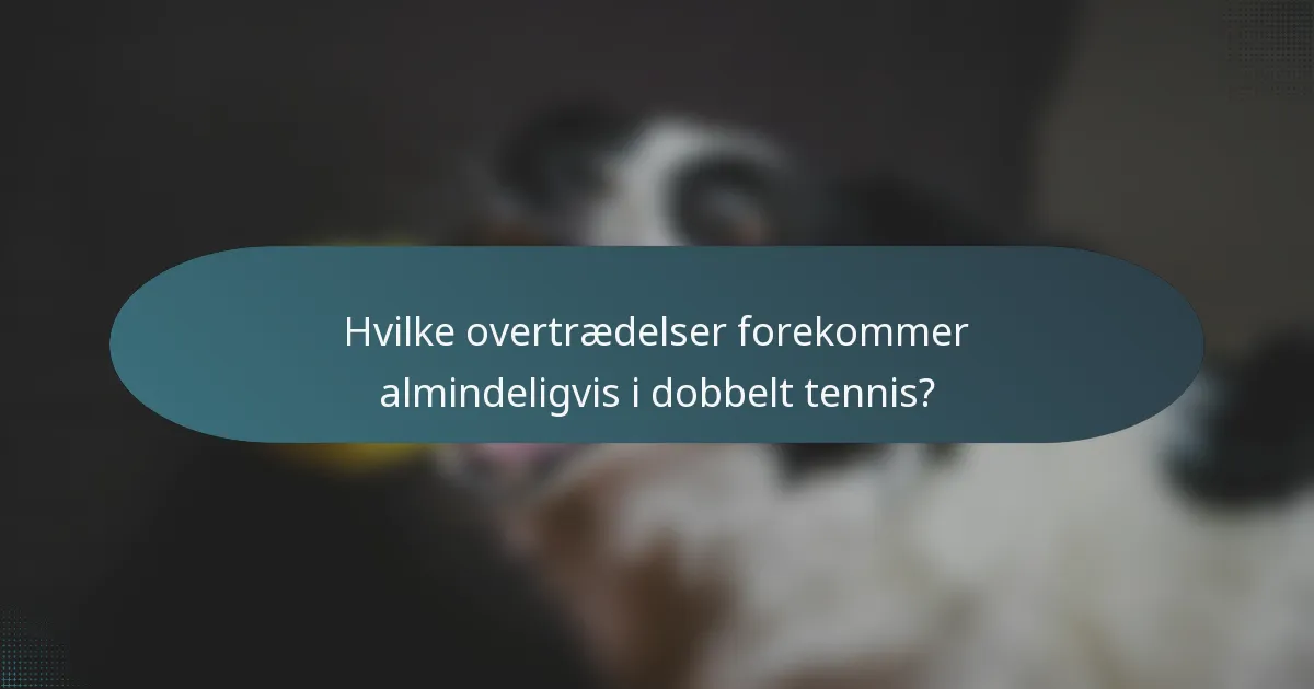 Hvilke overtrædelser forekommer almindeligvis i dobbelt tennis?