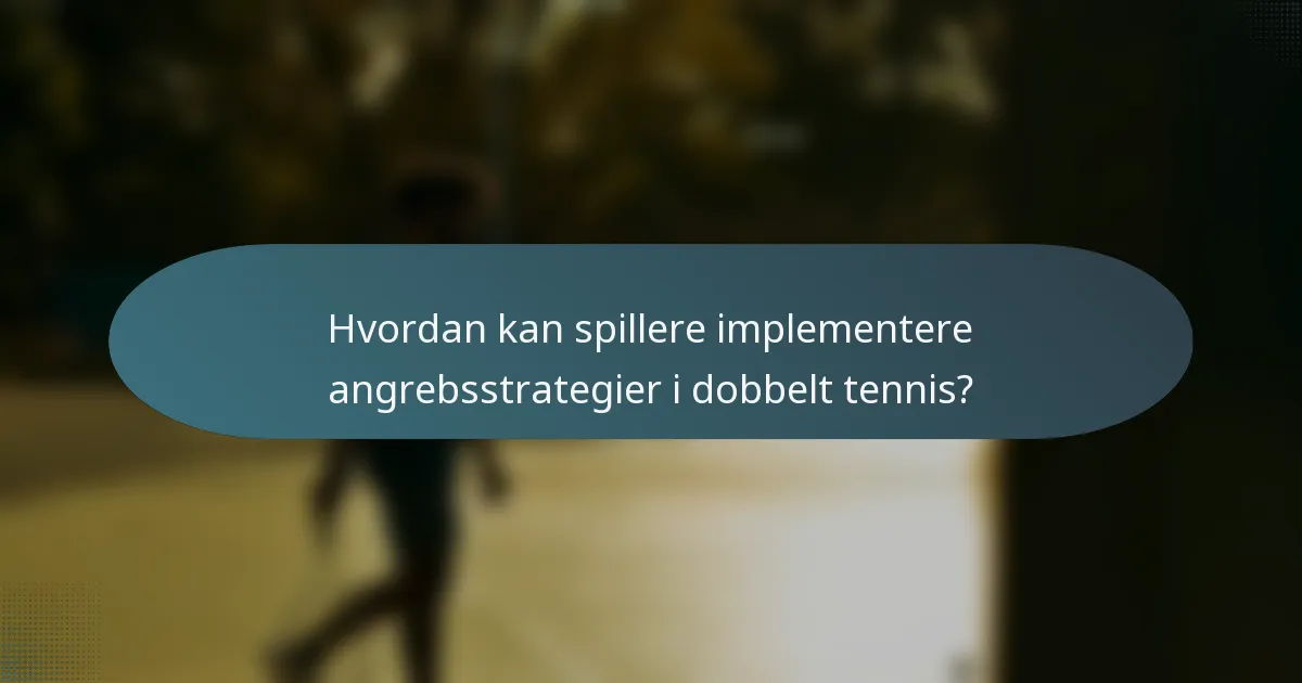 Hvordan kan spillere implementere angrebsstrategier i dobbelt tennis?