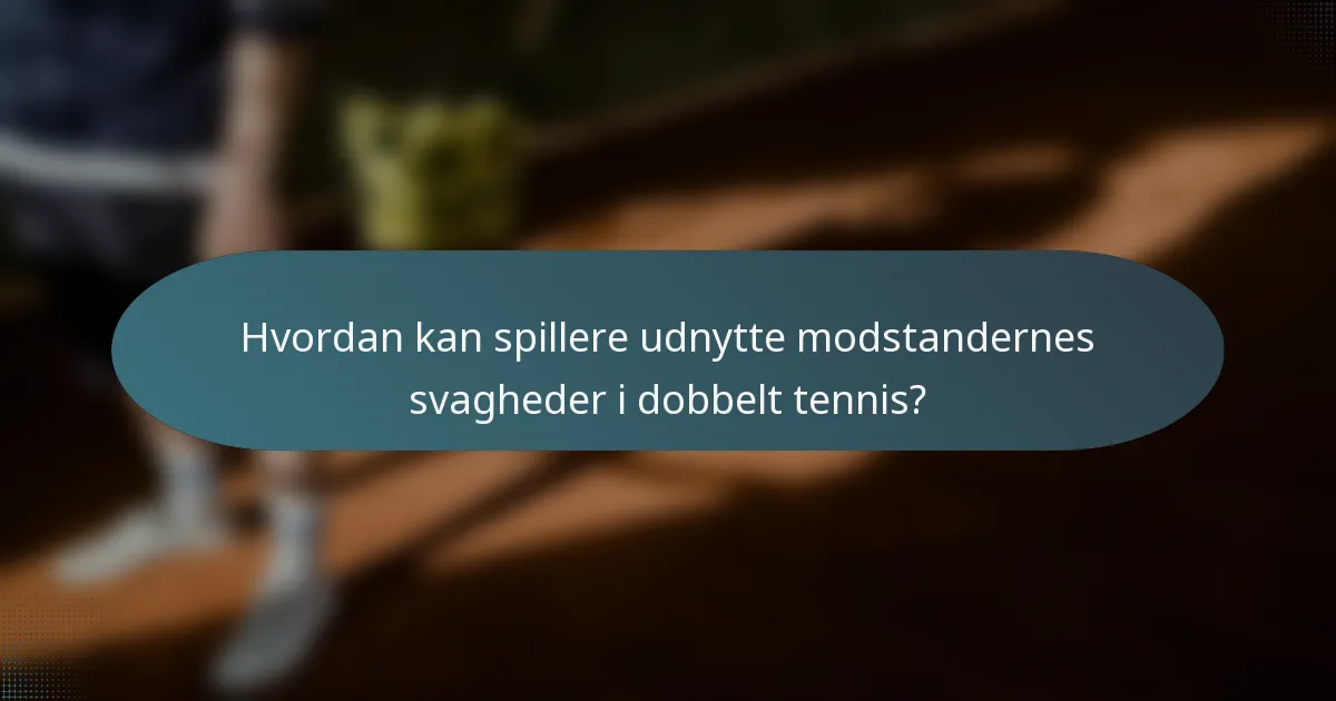 Hvordan kan spillere udnytte modstandernes svagheder i dobbelt tennis?